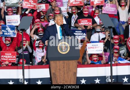 Middletown, PA - 26 settembre 2020: Il presidente Trump parla ai tifosi del RADUNO MAGA per le elezioni presidenziali del 2020 all'aeroporto di Harrisburg Foto Stock