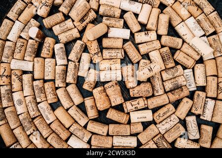 Tappi per bottiglie di vino rivestiti in cerchio su una consistenza di legno. Foto Stock