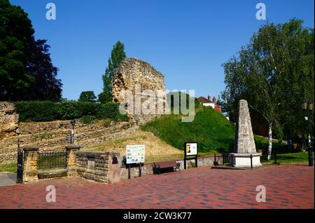 Wealdway lunga distanza sentiero informazioni segno e parte delle mura esterne di Tonbridge Castle, High Street, Tonbridge, Kent, Inghilterra Foto Stock