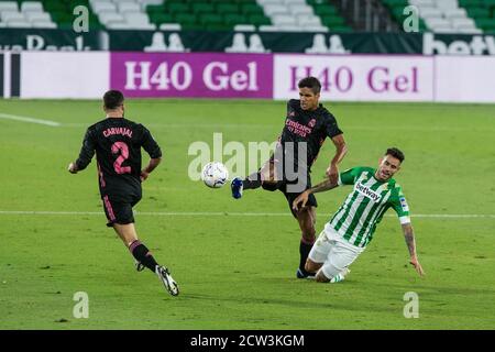 Tonny Sanabria di Real Betis e Raffaello Varane di Real Madrid durante il campionato spagnolo la Liga partita di calcio tra Real Betis Balompie e. Foto Stock