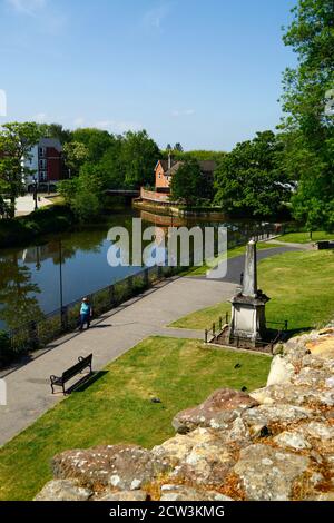 Vista sul fiume Medway e sul lungofiume (parte del sentiero a lunga distanza di Wealdway) dalle mura del castello di Tonbridge, Tonbridge, Kent, Inghilterra Foto Stock