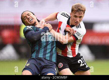 Helder Costa (a sinistra) di Leeds United e ben Osborn di Sheffield United combattono per la palla durante la partita della Premier League a Bramall Lane, Sheffield. Foto Stock