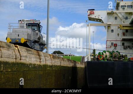 Canale di Panama - Canal de Panama - Mule o Towing Locomotiva a Pedro Miguel Locks Foto Stock
