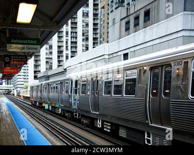 Treno d'argento in attesa presso la stazione sopraelevata di Chicago, Illinois Foto Stock