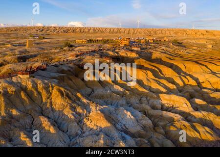 Burqin. 26 Settembre 2020. La foto aerea scattata il 26 settembre 2020 mostra lo scenario della colorata area panoramica della spiaggia nella contea di Burqin, regione autonoma di Xinjiang Uygur, nella Cina nord-occidentale. Credit: Notizie dal vivo Sadat/Xinhua/Alamy Foto Stock