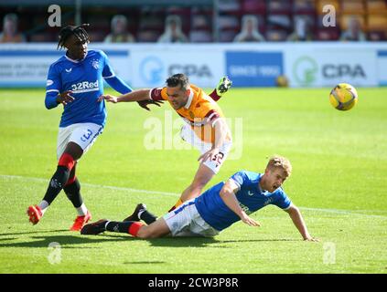 Motherwell, North Lanarkshire, Scozia, Regno Unito. 27 Settembre 2020. 27 settembre 2020; Fir Park, Motherwell, North Lanarkshire, Scozia; Scottish Premiership Football, Motherwell contro Rangers; Tony Watt di Motherwell è slide affrontato da Filip Helander di Rangers Credit: Action Plus Sports Images/Alamy Live News Foto Stock