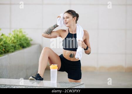 Sportive tergi sudore Foto Stock