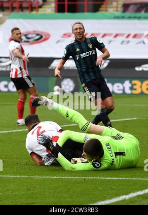 George Baldock di Sheffield United si scontra con il portiere Illan Meslier di Leeds United durante la partita della Premier League a Bramall Lane, Sheffield. Foto Stock