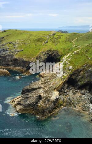 Merlin's Cave a Tintagel Castle, Cornovaglia, Regno Unito Foto Stock