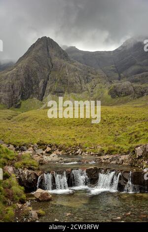 Sgurr An Fheadain e Allt Coir 'A' Mhadaidh fiume. Piscine di fate con le montagne di Cuillin come sfondo, Isola di Skye, Scozia Foto Stock