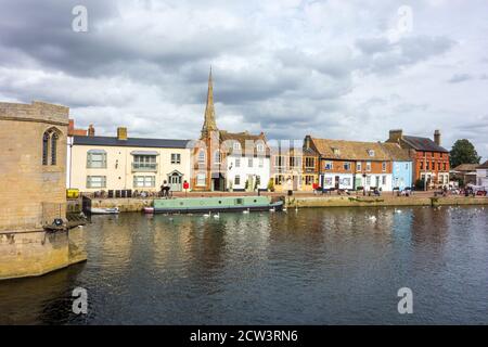 Narrowboat e imbarcazioni da diporto sul fiume grande Ouse a St Ives Cambridgeshire Inghilterra, visto dal ponte medievale in pietra e cappella Foto Stock