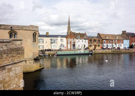 Narrowboat e imbarcazioni da diporto sul fiume grande Ouse a St Ives Cambridgeshire Inghilterra, visto dal ponte medievale in pietra e cappella Foto Stock