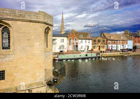 Narrowboat e imbarcazioni da diporto sul fiume grande Ouse a St Ives Cambridgeshire Inghilterra, visto dal ponte medievale in pietra e cappella Foto Stock