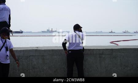 Manila, Filippine. 26 Settembre 2020. Manila COVID-19 Marshalls di sicurezza che sorvegliano la vicinanza della baia di Manila per le persone che nuotano al mare e che rimandano passerby andando vicino alla parte riabilitata di Baia di Manila (Foto di Sammy Sahiddil/Pacific Press) Credit: Pacific Press Media Production Corp./Alamy Live News Foto Stock