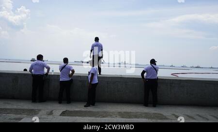 Manila, Filippine. 26 Settembre 2020. Manila COVID-19 Marshalls di sicurezza che sorvegliano la vicinanza della baia di Manila per le persone che nuotano al mare e che rimandano passerby andando vicino alla parte riabilitata di Baia di Manila (Foto di Sammy Sahiddil/Pacific Press) Credit: Pacific Press Media Production Corp./Alamy Live News Foto Stock