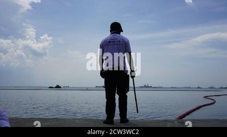 Manila, Filippine. 26 Settembre 2020. Manila COVID-19 Marshalls di sicurezza che sorvegliano la vicinanza della baia di Manila per le persone che nuotano al mare e che rimandano passerby andando vicino alla parte riabilitata di Baia di Manila (Foto di Sammy Sahiddil/Pacific Press) Credit: Pacific Press Media Production Corp./Alamy Live News Foto Stock