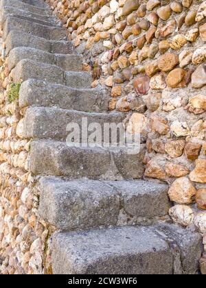 Scaleras de piedra en la muralla de Galisteo. Cáceres. Estremadura. España Foto Stock