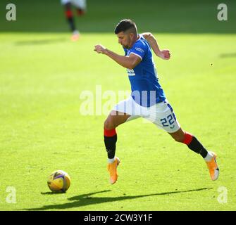 Motherwell, North Lanarkshire, Scozia, Regno Unito. 27 Settembre 2020. 27 settembre 2020; Fir Park, Motherwell, North Lanarkshire, Scozia; Scottish Premiership Football, Motherwell contro Rangers; Jordan Jones of Rangers si lancia sul pallone Credit: Action Plus Sports Images/Alamy Live News Foto Stock