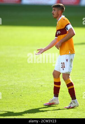 Motherwell, North Lanarkshire, Scozia, Regno Unito. 27 Settembre 2020. 27 settembre 2020; Fir Park, Motherwell, North Lanarkshire, Scozia; Scottish Premiership Football, Motherwell contro i Rangers; Declan Gallagher di Motherwell chiede la palla Credit: Action Plus Sports Images/Alamy Live News Foto Stock