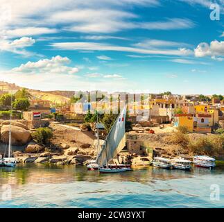 Il fiume Nilo e barche al tramonto in Aswan Foto Stock