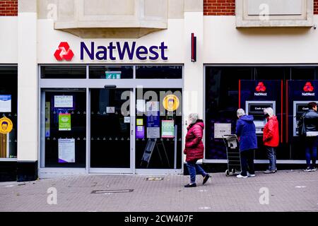 Londra UK, settembre 27 2020, clienti che utilizzano le macchine Nat West Cash Point Foto Stock