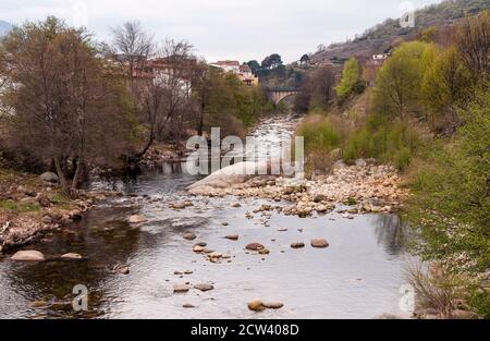 Río Jerte a su paso por Cabezuela del Valle. Valle del Jerte. Cáceres. Estremadura. España Foto Stock