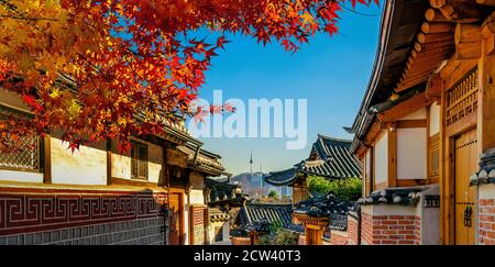Stagioni autunnali al villaggio di Bukchon Hanok. Architettura tradizionale in stile coreano a Seoul, Corea. Foto Stock