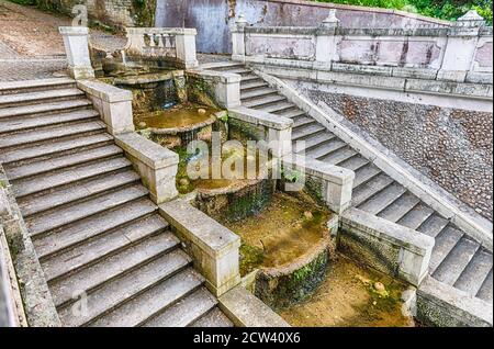 Roma - 28 APRILE: Scale panoramiche con fontana all'interno del Giardino Botanico di Roma, Italia, 28 aprile 2019 Foto Stock