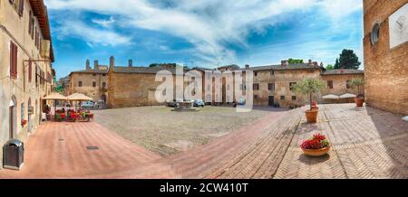 SAN GIMIGNANO, ITALIA - GIUGNO 21: Vista panoramica di Piazza Sant'Agostino nella città medievale di San Gimignano, Italia, 21 Giugno 2019 Foto Stock