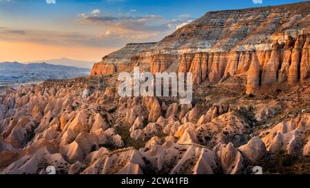 Le splendide montagne e Red valley al tramonto a Goreme, Cappadocia in Turchia. Foto Stock