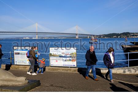 South Queensferry, Scozia, Regno Unito. 27 Settembre 2020. Il bel tempo attira i visitatori del South Queensferry. Controllare la scheda informativa per la Maid of the Forth gite in barca. Credit: Craig Brown/Alamy Live News Foto Stock