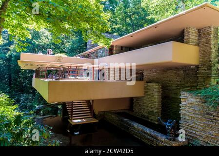 Falling Water è una casa progettata dall'architetto Frank Lloyd Wright nel 1935 nella rurale Pennsylvania sud-occidentale, 61 miglia a sud-est di Pittsburgh. Foto Stock
