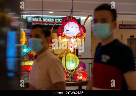 Kuala Lumpur, Malesia. 27 Settembre 2020. La gente cammina vicino alle opere della lanterna durante una gara di realizzazione delle lanterne per celebrare il prossimo Festival di metà autunno in un centro commerciale a Kuala Lumpur, Malesia, 27 settembre 2020. Credit: Chong Voon Chung/Xinhua/Alamy Live News Foto Stock