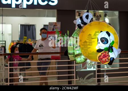 Kuala Lumpur, Malesia. 27 Settembre 2020. La gente cammina vicino alle opere della lanterna durante una gara di realizzazione delle lanterne per celebrare il prossimo Festival di metà autunno in un centro commerciale a Kuala Lumpur, Malesia, 27 settembre 2020. Credit: Chong Voon Chung/Xinhua/Alamy Live News Foto Stock