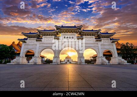 La Sala commemorativa di Chiang Kai Shek di notte a Taipei, Taiwan. Traduzione: 'Piazza della libertà'. Foto Stock