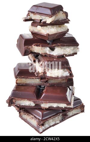 Barretta di marzapane al cioccolato isolata su sfondo bianco. Foto Stock