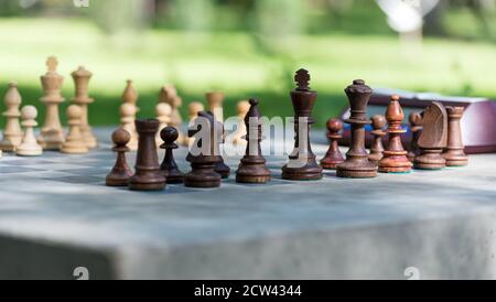 Pezzi di scacchi in legno in piedi sulla Chessboard prima del torneo all'aperto. Foto Stock
