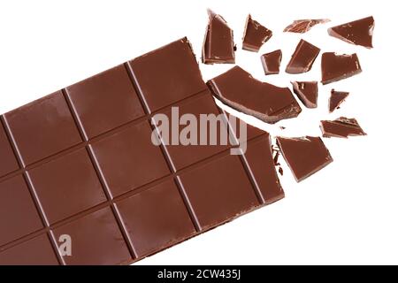 Bar di cioccolato con cubetti rotti isolati su sfondo bianco vista dall'alto. Foto Stock