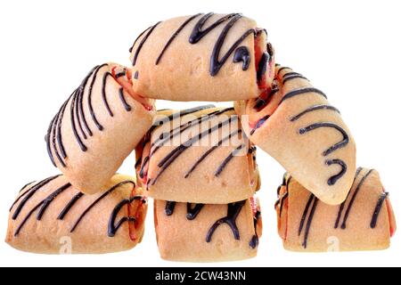 Panini con marmellata di fragole e glassa di cioccolato isolati su sfondo bianco. Foto Stock