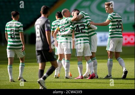 Callum McGregor di Celtic (n.42) celebra il suo primo gol al fianco durante la partita di premiership scozzese al Celtic Park di Glasgow. Foto Stock