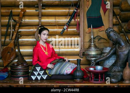 Le donne asiatiche indossano abiti thailandesi tradizionali secondo la cultura e la tradizione thailandesi. Foto Stock