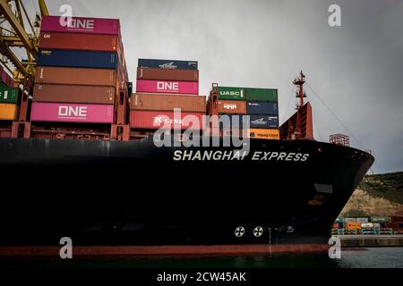 La nave container Shanghai Express attraccata a Port Vell a Barcellona, Catalogna, Spagna Foto Stock