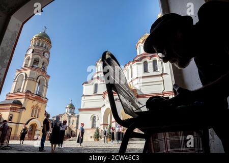 Nuova Athos, Abkhazia. 19 settembre 2020 UN uomo dipinge un quadro sullo sfondo del monastero ortodosso di New Athos (Chiesa di San Simone Cananeo) in Abkhazia Foto Stock