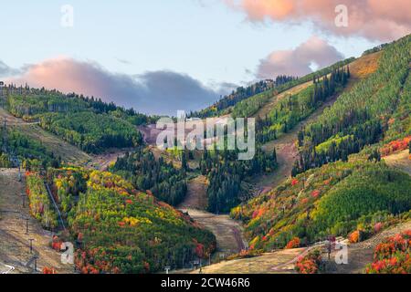 Park City, Utah, USA piste da sci senza neve in autunno durante il mattino. Foto Stock