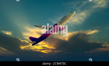 Heraklion, Grecia - 16 agosto 2020 - Airbus A321-200 della compagnia aerea Wizz Air UK dopo il decollo dall'aeroporto di Heraklion in Grecia Foto Stock