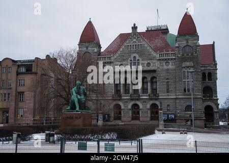 Teatro Nazionale Finlandese e Memoriale Aleksis Kivi in serata invernale, Helsinki, Finlandia. Foto Stock