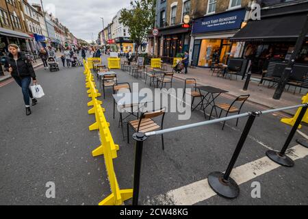 Londra, Regno Unito. 27 Settembre 2020. L'ultimo giorno della chiusura della strada per la cena all'aperto e il drink e alle ore di punta per il pranzo della domenica, ma la maggior parte delle strutture sono vuote. Un doppio capricci per il settore del tempo libero con la scomparsa del clima caldo instagionabile, con l’arrivo dell’autunno, e il governo porta controlli più severi in risposta all’aumento dei casi di Covid 19. Tempi difficili per ristoranti e bar in Northcote Road, Battersea/Clapham. Credit: Guy Bell/Alamy Live News Foto Stock