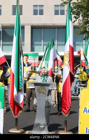 Washington, Stati Uniti. 22 settembre 2020. Soona Samsami, rappresentante negli Stati Uniti per il Consiglio Nazionale della resistenza dell'Iran (NCRI), intervenendo durante un raduno fuori dalla Casa Bianca. Un raduno è stato tenuto da decine di membri della comunità iraniana della Virginia, in contemporanea con la 75 a sessione annuale dell'Assemblea Generale delle Nazioni Unite. Hanno invitato l'organismo mondiale a rendere il regime iraniano responsabile dell'esecuzione dei dissidenti, della tortura e del maltrattamento dei prigionieri politici. Credit: Siavosh Hosseini/SOPA Images/ZUMA Wire/Alamy Live News Foto Stock