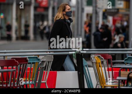 Londra, Regno Unito. 27 Settembre 2020. L'ultimo giorno della chiusura della strada per la cena all'aperto e il drink e alle ore di punta per il pranzo della domenica, ma la maggior parte delle strutture sono vuote. Un doppio capricci per il settore del tempo libero con la scomparsa del clima caldo instagionabile, con l’arrivo dell’autunno, e il governo porta controlli più severi in risposta all’aumento dei casi di Covid 19. Tempi difficili per ristoranti e bar in Northcote Road, Battersea/Clapham. Credit: Guy Bell/Alamy Live News Foto Stock