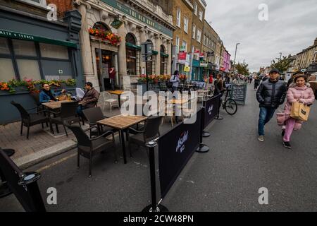 Londra, Regno Unito. 27 Settembre 2020. L'ultimo giorno della chiusura della strada per la cena all'aperto e il drink e alle ore di punta per il pranzo della domenica, ma la maggior parte delle strutture sono vuote. Un doppio capricci per il settore del tempo libero con la scomparsa del clima caldo instagionabile, con l’arrivo dell’autunno, e il governo porta controlli più severi in risposta all’aumento dei casi di Covid 19. Tempi difficili per ristoranti e bar in Northcote Road, Battersea/Clapham. Credit: Guy Bell/Alamy Live News Foto Stock